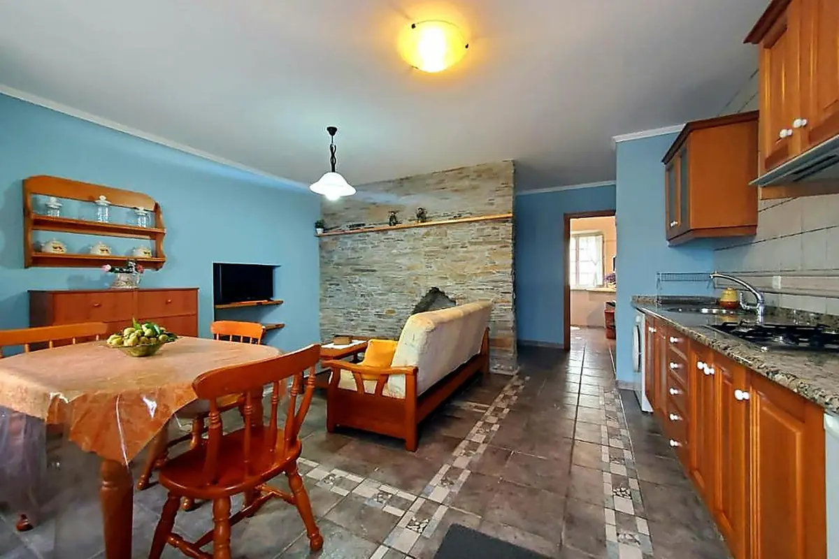 Cocina equipada en apartamento turístico en Ribadeo
