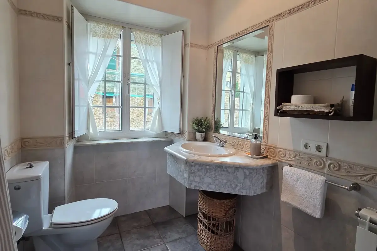 Baño apartamento turístico en Ribadeo