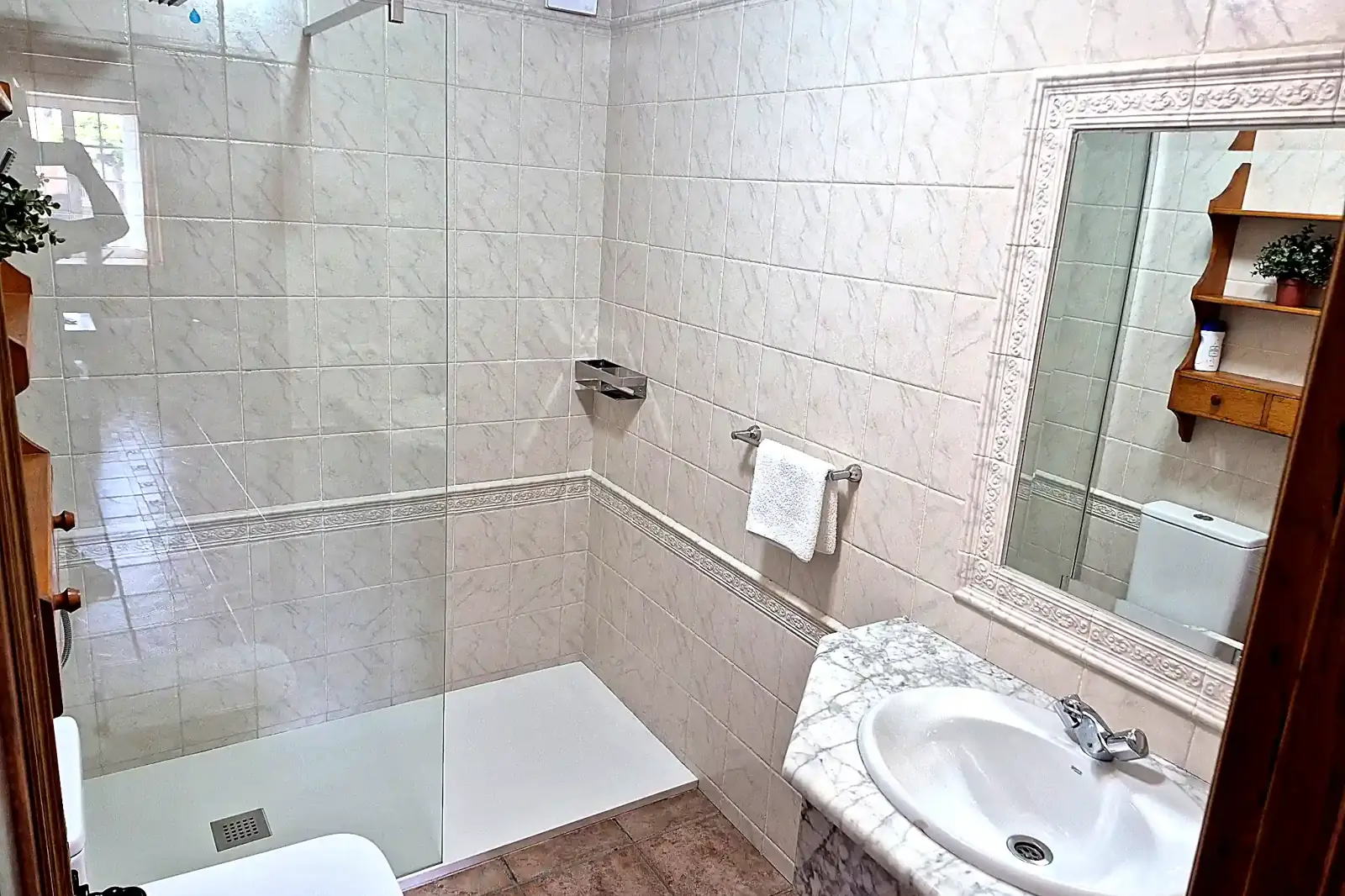 baño-moderno-apartamentos-rosa-a-rochela-ribadeo