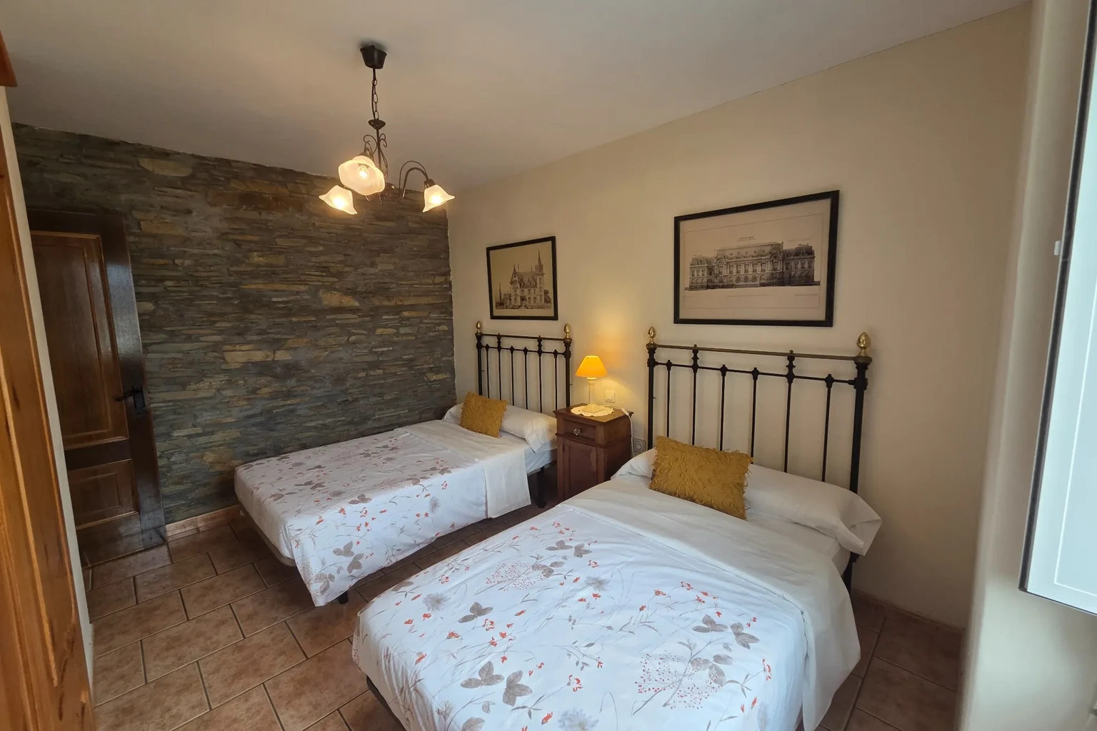 habitacion-dos- camas-alojamiento-ribadeo-playa