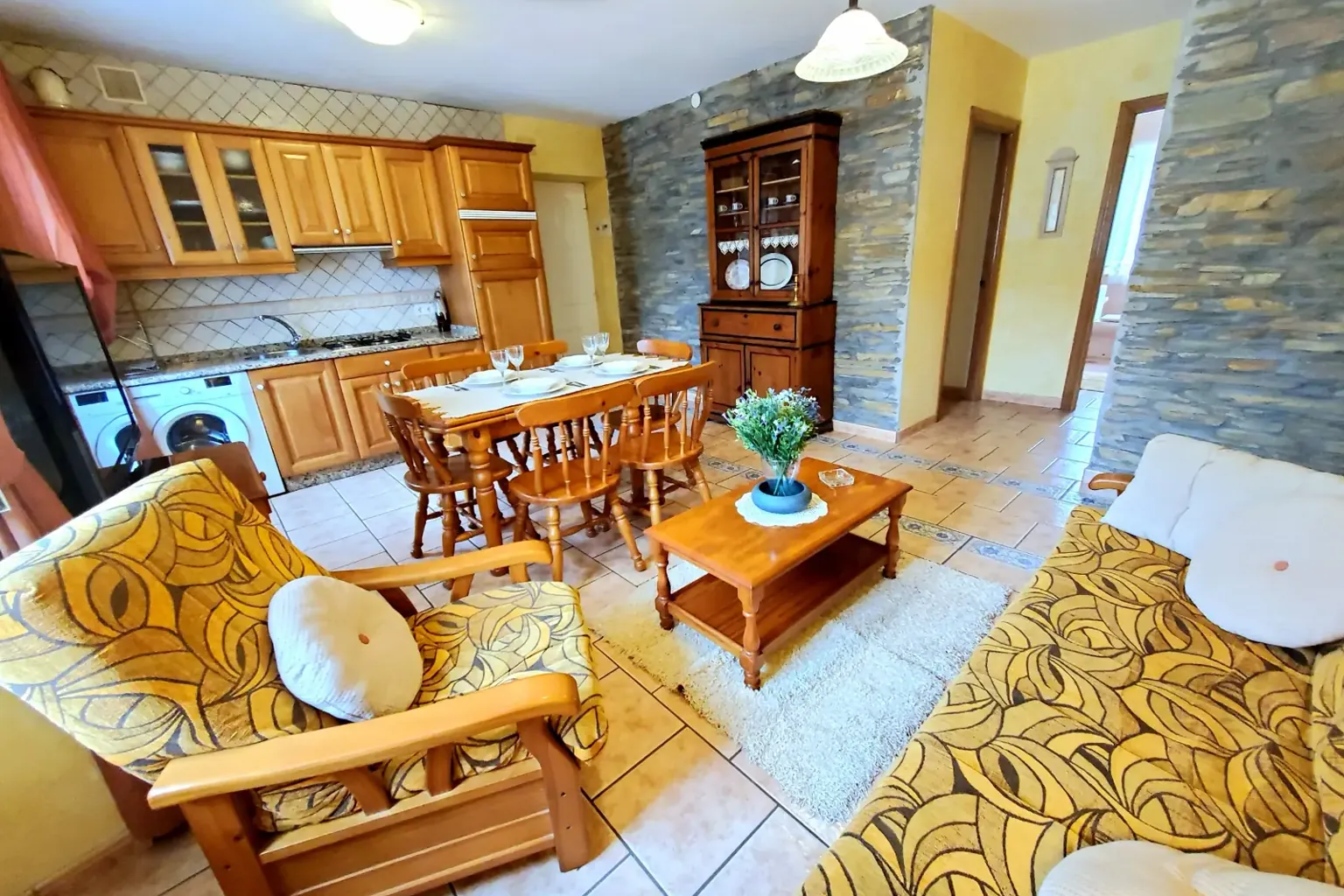 salon-cocina-apartamento-turistico-grande-playa-de-las-catedrales-ribadeo