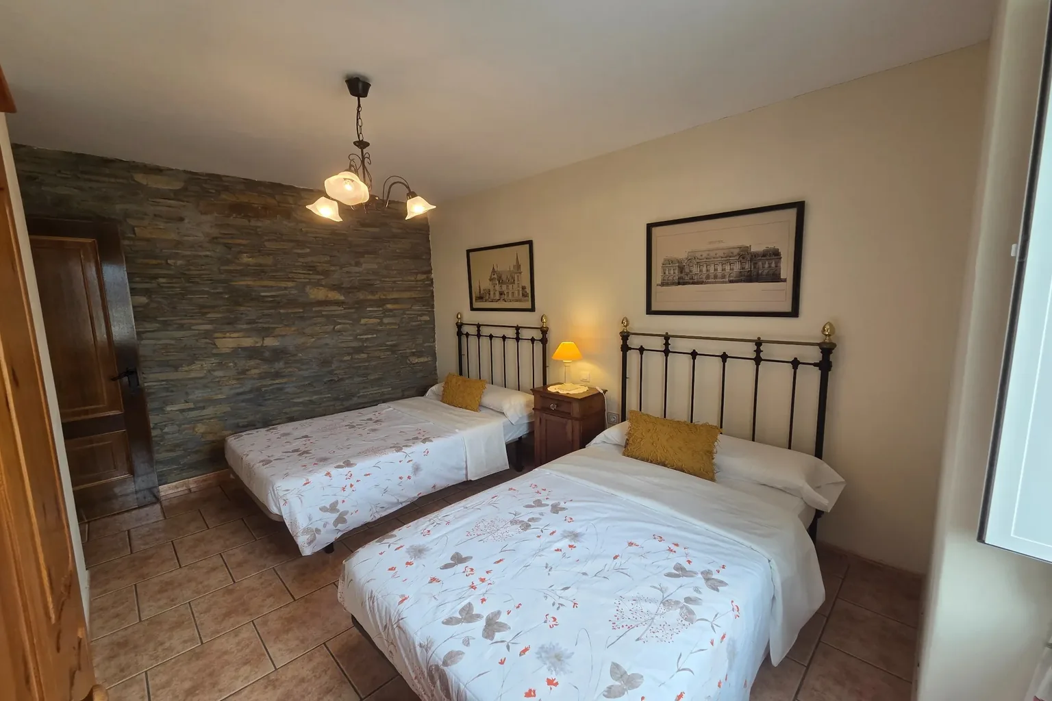 habitacion-dos- camas-alojamiento-turistico-ribadeo-playa